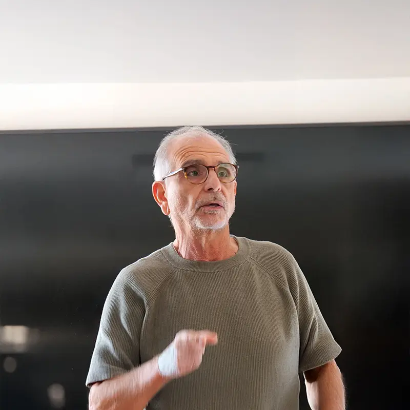 Alain Laloum, fondateur de FHE racontant avec passion l'histoire familiale de l'entreprise