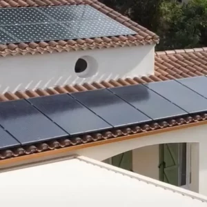 Installation de panneaux solaires sur une villa, optimisée par un module FHE pour atteindre 65% d'autoconsommation