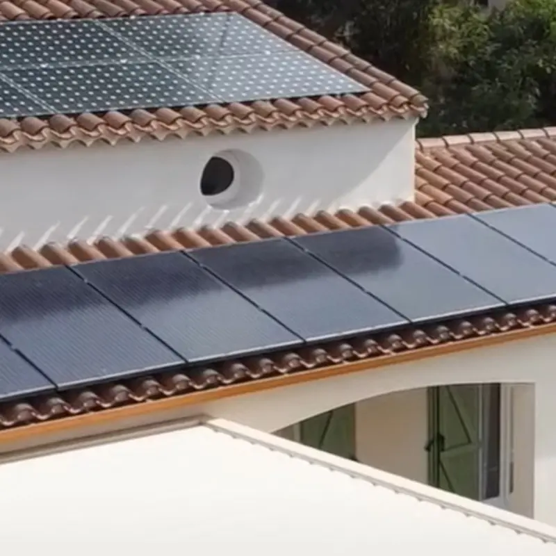 Installation de panneaux solaires sur une villa, optimisée par un module FHE pour atteindre 65% d'autoconsommation