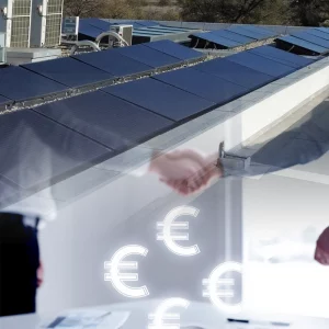 Panneaux photovoltaïques sur un toit d'un bâtiment, avec une poignée de main et des symboles euros illustrant les aides financières