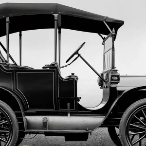 Photo en noir et blanc d'une voiture ancienne du début du 20ème siècle, illustrant l'histoire de la première voiture électrique