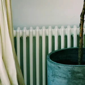 Un radiateur blanc illustrant le concept de l'efficacité énergétique saisonnière (ETAS) pour un système de chauffage