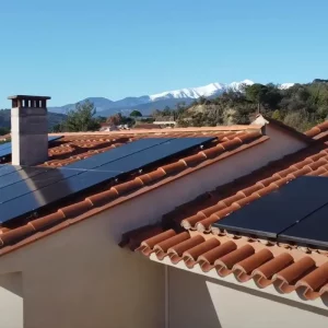 Installation Inelio à Céret par Enertec Energie, avec des panneaux solaires sur le toit et le massif du Canigou en arrière-plan