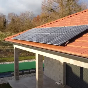 Chantier d'installation d'un système Inelio à Lyon par Solak énergie : pose de panneaux solaires sur une maison en construction