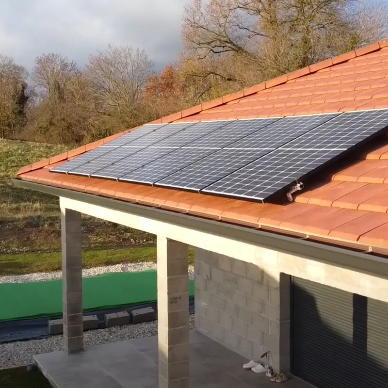 Chantier d'installation d'un système Inelio à Lyon par Solak énergie : pose de panneaux solaires sur une maison en construction