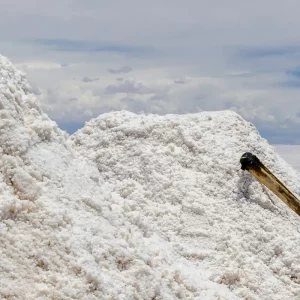 Extraction de lithium brut dans un désert de sel, illustrant l'avenir de cette ressource clé pour les batteries