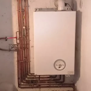 Ancienne chaudière au gaz murale à remplacer par un système de chauffage plus performant et écologique