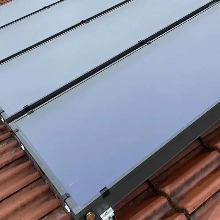 Capteur solaire thermique installé sur une toiture pour la production d'eau chaude sanitaire