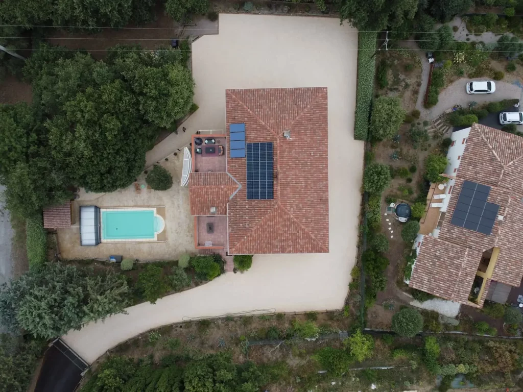 maison toit panneaux solaires