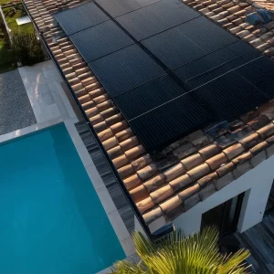 Installation de panneaux solaires photovoltaïques sur le toit d'une maison pour alimenter le système de chauffage d'une piscine