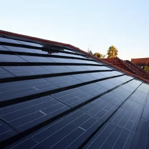 Installation de tuiles solaires photovoltaïques intégrées en toiture