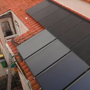 Installation de capteurs solaires thermiques sur une toiture en tuiles en Occitanie, réalisée par le réseau d'Experts FHE