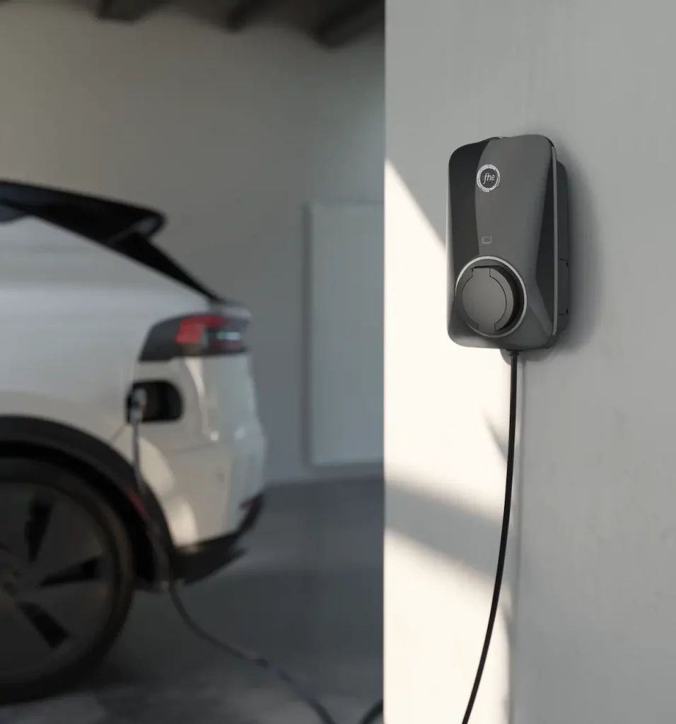Borne de recharge installée dans une maison individuelle