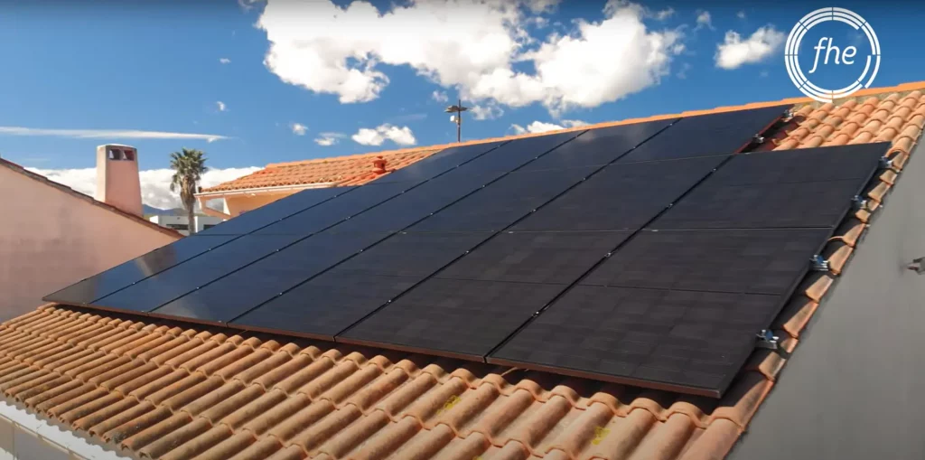 Panneaux solaires photovoltaïques FHE avec micro-onduleurs installés sur toiture pour production d’énergie solaire