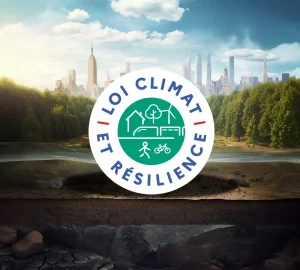 Logo Loi Climat et Résilience sur fond de ville verte et de terre