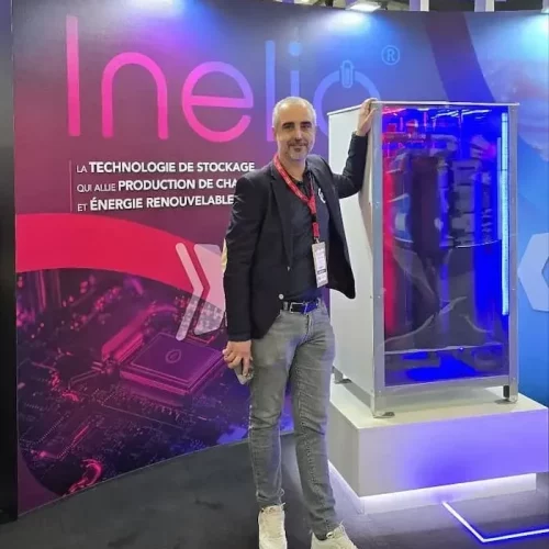 Jonathan Laloum, Directeur Général - FHE Group - avec la solution de stockage Inelio2 au salon EnerGaïa